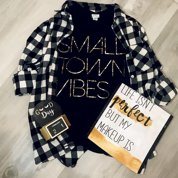 Tops - SMALL TOWN VIBES Graphic Tee, L